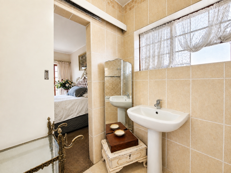 3 Bedroom Property for Sale in Wynberg Upper Western Cape
